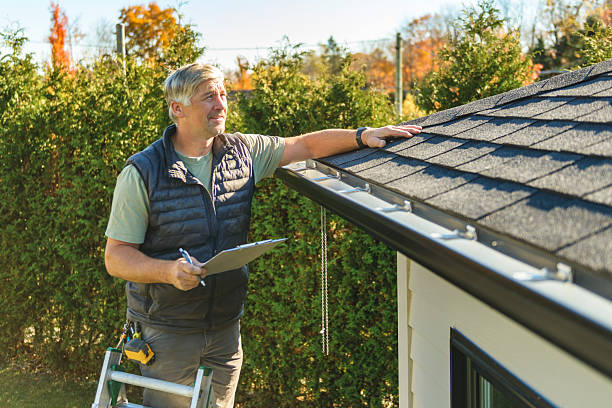 Professional Roofing technician working in Magalia, CA